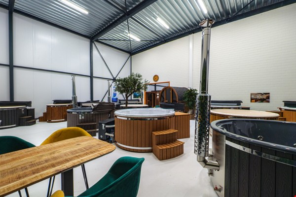 Direct uit voorraad voor het zomerseizoen. Waarom levertijd in 2026 de belangrijkste factor is bij aanschaf van een hottub of buitensauna
